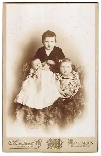 Fotografie Samson & Co., Bremen, Domshof 26-28, Portrait kleiner Junge mit Baby und Mädchen in hübscher Kleidung