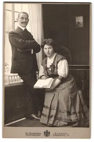 Fotografie Gg. Heinemann, Eisenach, Frauenberg 13, Portrait junges Paar in modischer Kleidung mit Buch