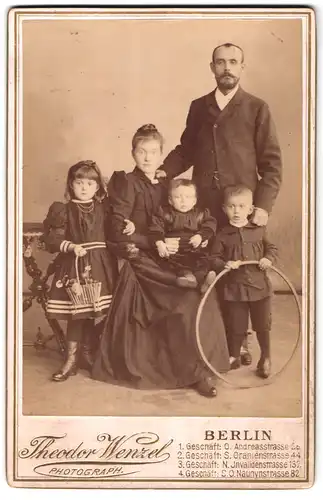 Fotografie Theodor Wenzel, Berlin-O, Andreasstrasse 28, Portrait bürgerliches Paar mit Baby, Tochter und Sohn mit Reifen