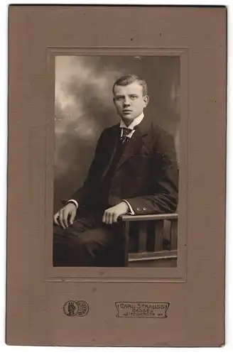 Fotografie Carl Strauss, Cassel, Leipzigerstrasse, Portrait junger Herr im Anzug auf Stuhl sitzend