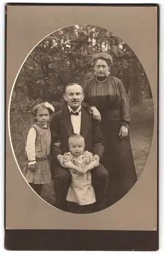 Fotografie unbekannter Fotograf und Ort, Portrait bürgerliches Paar mit Kleinkind und Tochter