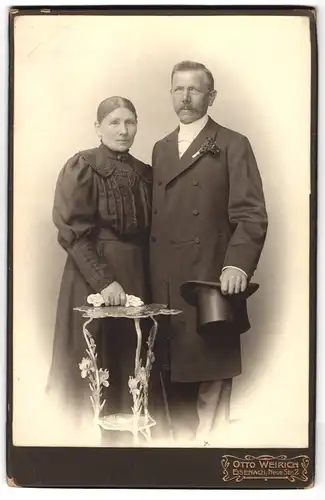 Fotografie Otto Weirich, Eisenach, Neue Strasse 2, Portrait bürgerliches Paar in eleganter Kleidung mit Zylinder
