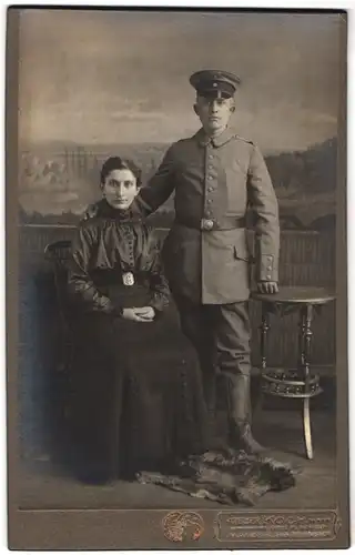 Fotografie H. Kniep, Magdeburg, Breiteweg 134, Portrait Soldat in Uniform mit Schirmmütze und Frau