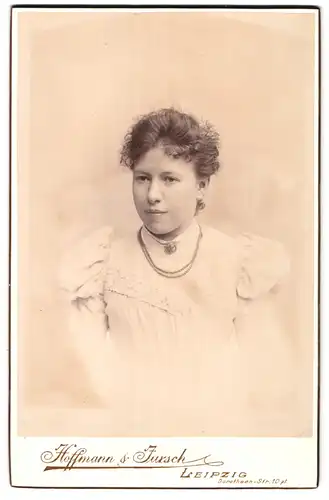 Fotografie Hoffmann & Jursch, Leipzig, Dorotheen-Str. 10, Portrait junge Dame mit Kragenbrosche und Halskette