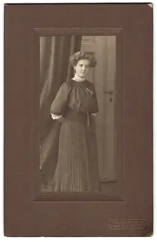 Fotografie Adolph Richter, Leipzig-Lindenau, Merseburger Strasse 61, Portrait junge Dame in hübscher Kleidung