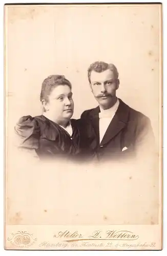 Fotografie D. Wettern, Hamburg, Gr. Theaterstrasse 22 & Reeperbahn 97, Portrait bürgerliches Paar in eleganter Kleidung