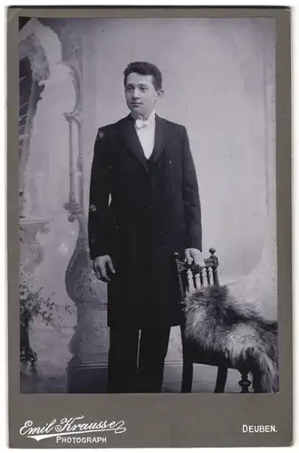 Fotografie Emil Krausse, Deuben, Portrait junger Herr in eleganter Kleidung an Stuhl gelehnt