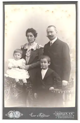 Fotografie Max Steffens, Berlin-SW, Belle-Alliance Platz 9, Portrait bürgerliches Paar mit kleiner Tochter & einem Sohn