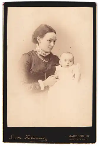 Fotografie E. von Flottwell, Magdeburg, Breite Weg 21 u. 22, Portrait bürgerliche Dame mit Baby im Arm