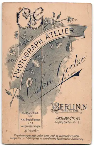 Fotografie Oskar Goetze, Berlin-N, Invalidenstrasse 134, Portrait bürgerliches Paar in zeitgenössischer Kleidung