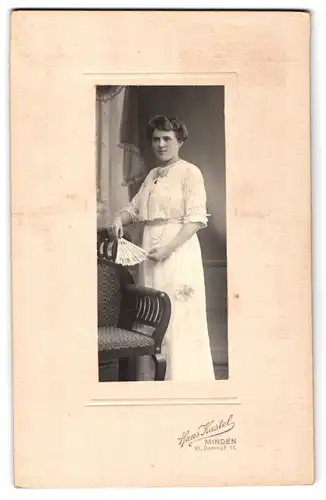 Fotografie Hans Kastel, Minden, Kl. Domhof 11, Portrait bürgerliche Dame mit Fächer an Stuhl gelehnt