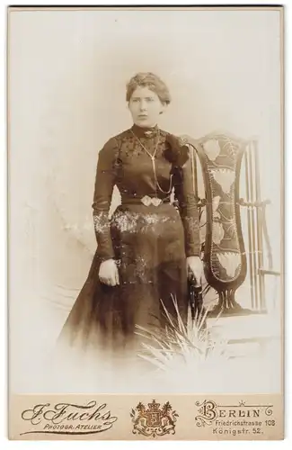 Fotografie J. Fuchs, Berlin, Friedrichstrasse 108 und Königstrasse 52, Portrait junge Dame im eleganten Kleid