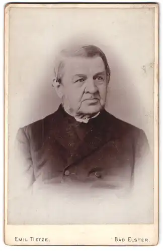 Fotografie Emil Tietze, Bad Elster, Portrait älterer Geistlicher mit Seitenscheitel