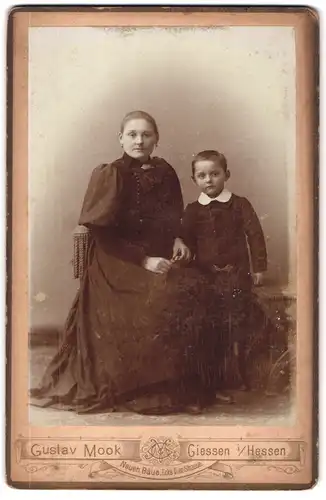 Fotografie Gustav Mook, Giessen i / Hessen, Portrait bürgerliche Dame mit einem Jungen an der Hand