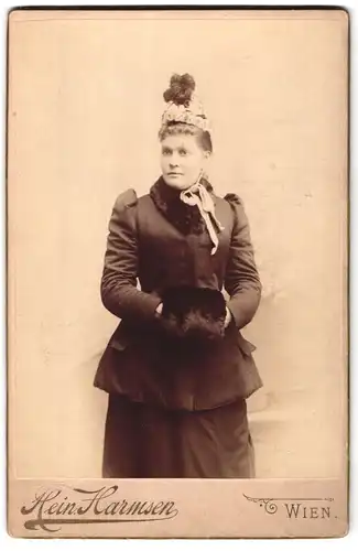 Fotografie Hein. Harmsen, Wien, Portrait junge Dame in modischer Kleidung mit Hut
