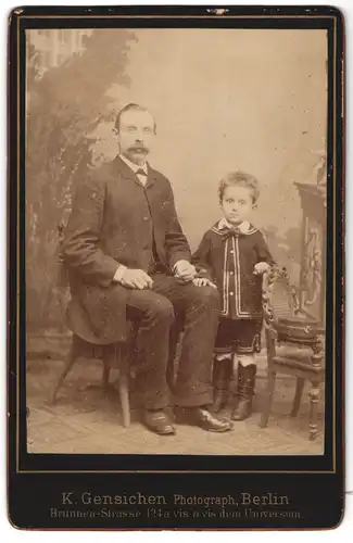 Fotografie K. Gensichen, Berlin, Brunnen-Strasse 124 a, Portrait bürgerlicher Her mit kleinem Jungen