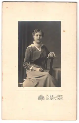 Fotografie K. Schmidt, Kaiserslautern, Portrait junge Dame in hübscher Bluse auf Stuhl sitzend