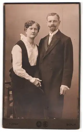 Fotografie J. Fuchs G. m. b. H., Berlin-C, Rosenthalerstrasse 72 A, Portrait bürgerliches Paar in modischer Kleidung