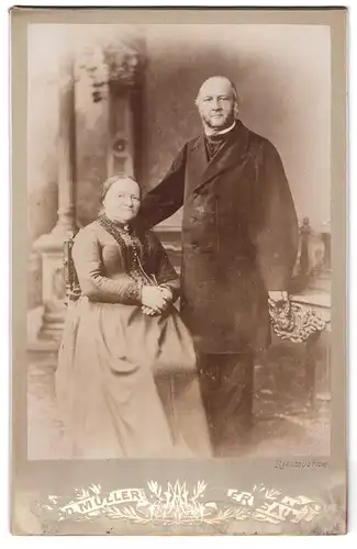 Fotografie Ad. Müller, Herisau, Portrait älteres Ehepaar in zeitgenössischer Kleidung