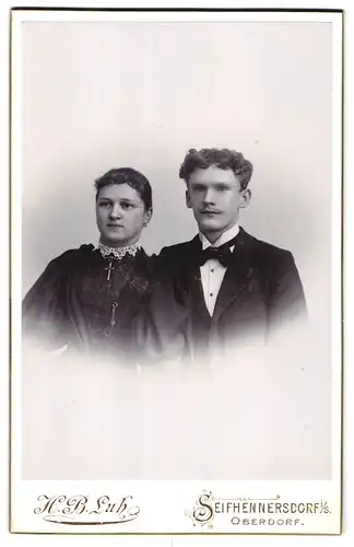 Fotografie H. B. Luh, Seifhennersdorf i / S., Portrait junges Paar in eleganter Kleidung