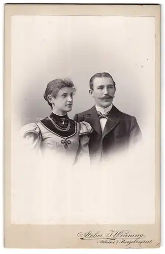 Fotografie J. Wenning, Rheine, Münsterstrasse 26, Portrait junges Paar in zeitgenössischer Kleidung