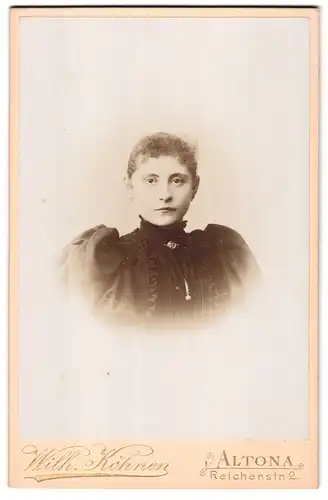 Fotografie Wilh. Köhnen, Hamburg-Altona, Reichenstrasse 2, Portrait junge Dame mit zurückgebundenem Haar