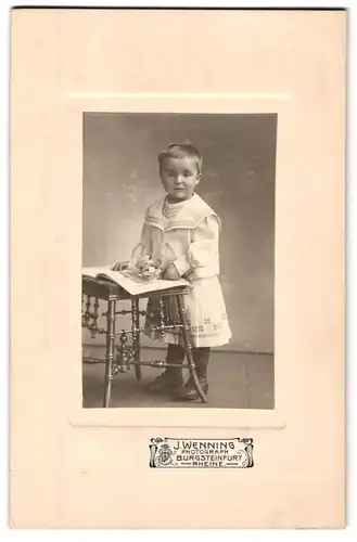 Fotografie J. Wenning, Burgsteinfurt, Rheine, Portrait modisch gekleidetes Mädchen mit Blume und Zeitung
