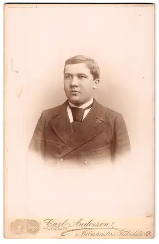 Fotografie Carl Andersen, Neumünster, Fabrikstrasse 38, Portrait junger Mann in zeigenössischer Kleidung