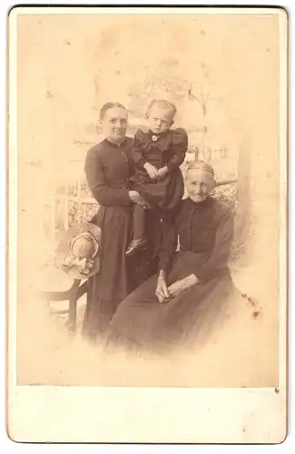 Fotografie unbekannter Fotograf und Ort, Portrait bürgerliche Dame mit Mädchen auf dem Arm und Grossmutter