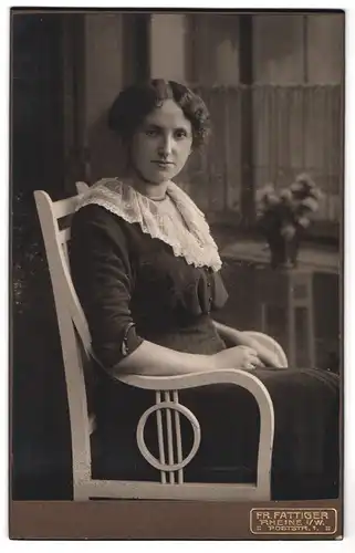 Fotografie Fr. Fattiger, Rheine i / W., Poststrasse 1, Portrait hübsch gekleidete Dame auf Stuhl sitzend