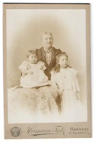 Fotografie Hermann Tietz, Hamburg, Gr. Burstah 12-14, Portrait bürgerliche Dame mit Kleinkind und Mädchen