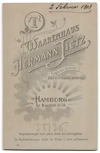 Fotografie Hermann Tietz, Hamburg, Gr. Burstah 12-14, Portrait niedliches Kleinkind im weissen Hemd auf Sessel sitzend
