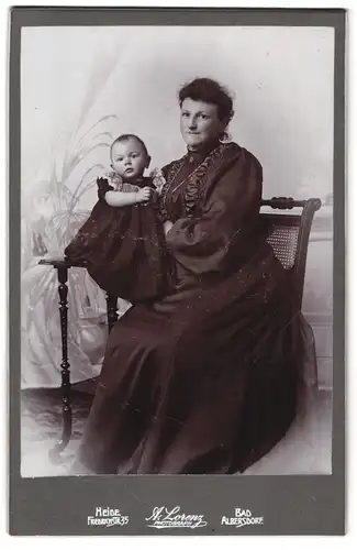 Fotografie A. Lorenz, Heide, Friedrichstrasse 35, Portrait bürgerliche Dame mit Baby auf dem Arm