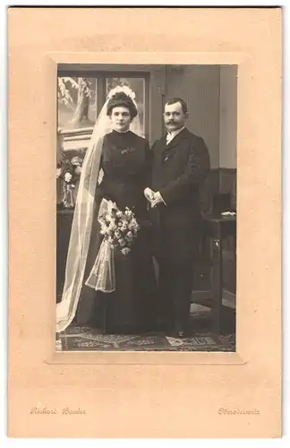 Fotografie Richard Bassler, Oberoderwitz, Portrait bürgerliches Paar in Hochzeitskleidung mit Schleier und Blumenstrauss
