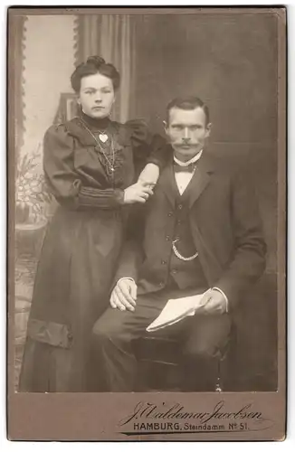 Fotografie J. Waldemar Jacobsen, Hamburg, Steindamm 51, Portrait bürgerliches Paar in hübscher Kleidung mit Zeitung