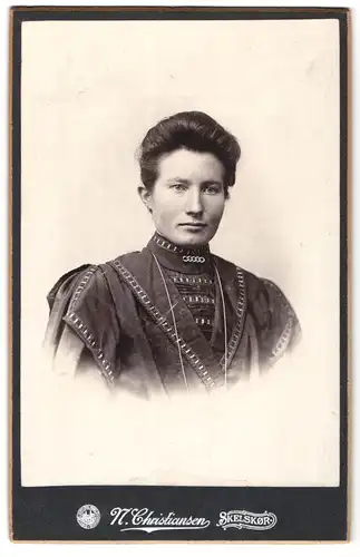 Fotografie N. Christiansen, Skelskor, Portrait junge Dame im hübschen Kleid mit Kragenbrosche