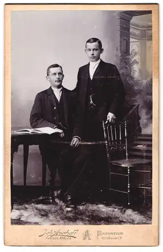 Fotografie Joh. Averhoff, Barmstedt, Kirchenstrasse 7, Portrait zweier junger Männer in eleganter Kleidung am Tisch