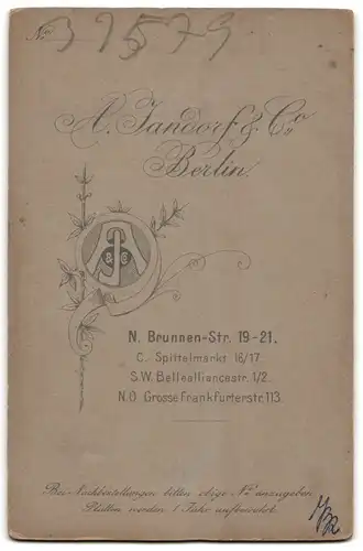 Fotografie A. Jandorf & Co., Berlin-N, Brunnen-Strasse 19-21, Portrait bürgerliches Paar mit Blumen am Tisch