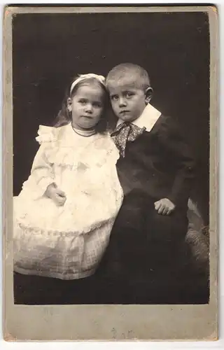 Fotografie unbekannter Fotograf und Ort, Portrait Kinderpaar in hübscher Kleidung