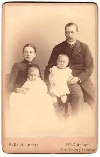 Fotografie Selle & Kuntze, Potsdam, Schwertfegerstrasse 14, Portrait bürgerliches Paar mit zwei kleinen Kindern