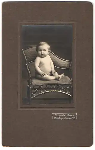 Fotografie Leopold Dürr, Arnsdorf i. S., Portrait nackiges Kleinkind auf Stuhl sitzend
