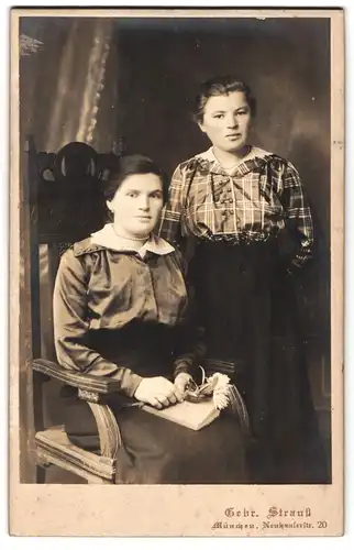 Fotografie Gebr. Strauss, München, Nauhauserstrasse 20, Portrait zwei junge Damen in modischen Blusen mit Buch und Blume