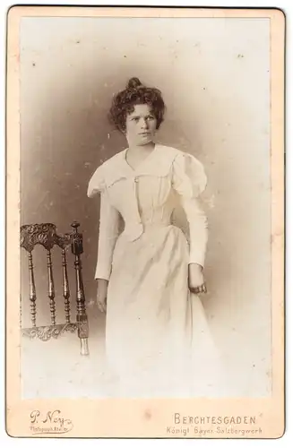 Fotografie P. Ney, Berchtesgaden, Portrait junge Dame im hübschen Kleid