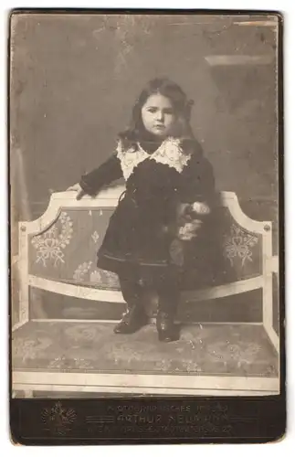 Fotografie Arthur Neumann, Wien, Grosse Stadtgutgasse 22, Portrait kleines Mädchen im Kleid mit Spitzenkragen