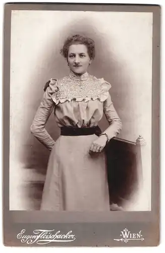 Fotografie Eugen Fleischacker, Wien, Zieglergsse 66, Portrait junge Dame im hübschen Kleid