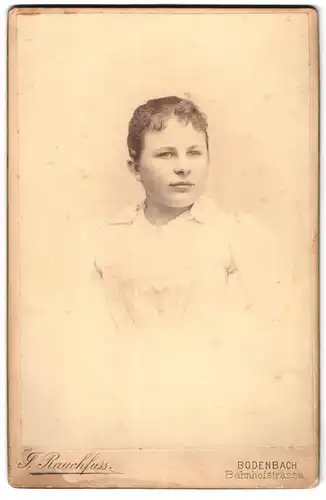 Fotografie J. Rauchfluss, Bodenbach, Bahnhofstrasse, Portrait junge Dame mit zurückgebundenem Haar