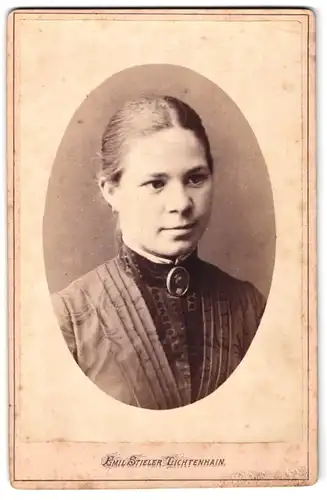 Fotografie Emil Stieler, Lichtenhain, Brustportrait junge Dame mit Kragenbrosche