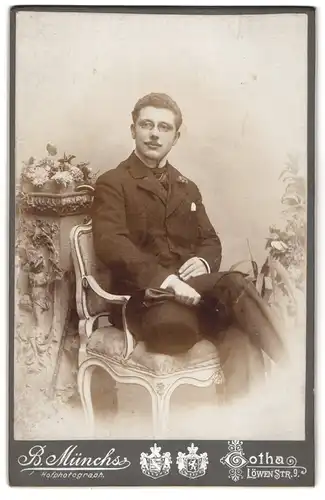 Fotografie B. Münchs, Gotha, Löwenstrasse 9, Portrait bürgerlicher Herr mit Hut auf Stuhl sitzend