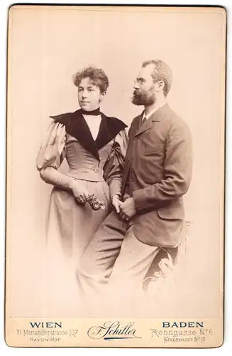 Fotografie Friedrich Schiller, Wien, Mariahilferstrasse 107, Paar in festlicher Bekleidung halten sich die Hände