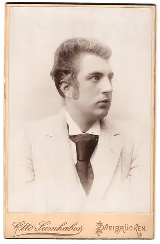 Fotografie Otto Samhaber, Zweibrücken, Schillerstrasse 14, Mann mit Koteletten-Haarschnitt im Anzug und Krawatte